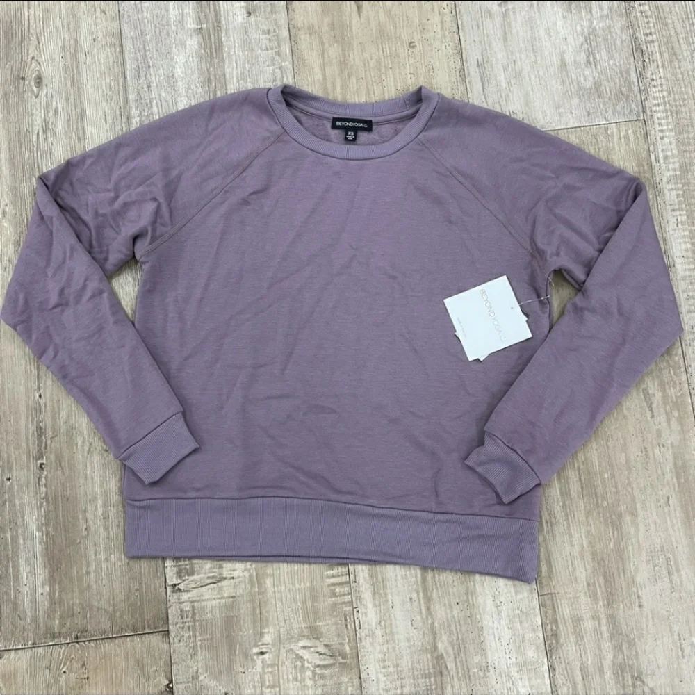 Beyond Yoga Sweatshirt Top & Jogger Bottom Set Wildo Purple XS nwt - Picture 2 of 4